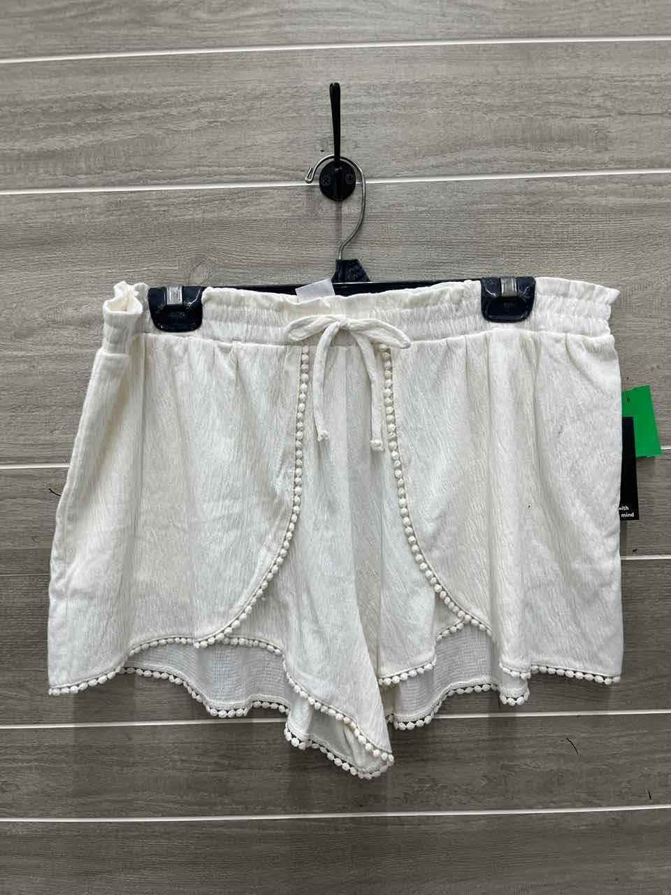 No Boundaries Size 18/20W White Plus Shorts