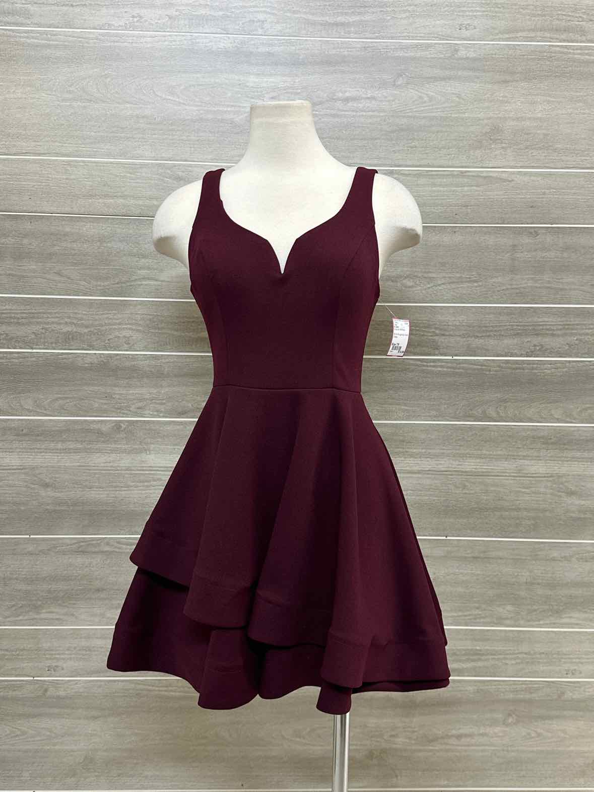 B. Darlin Burgundy Womens Size 7/8 Dress