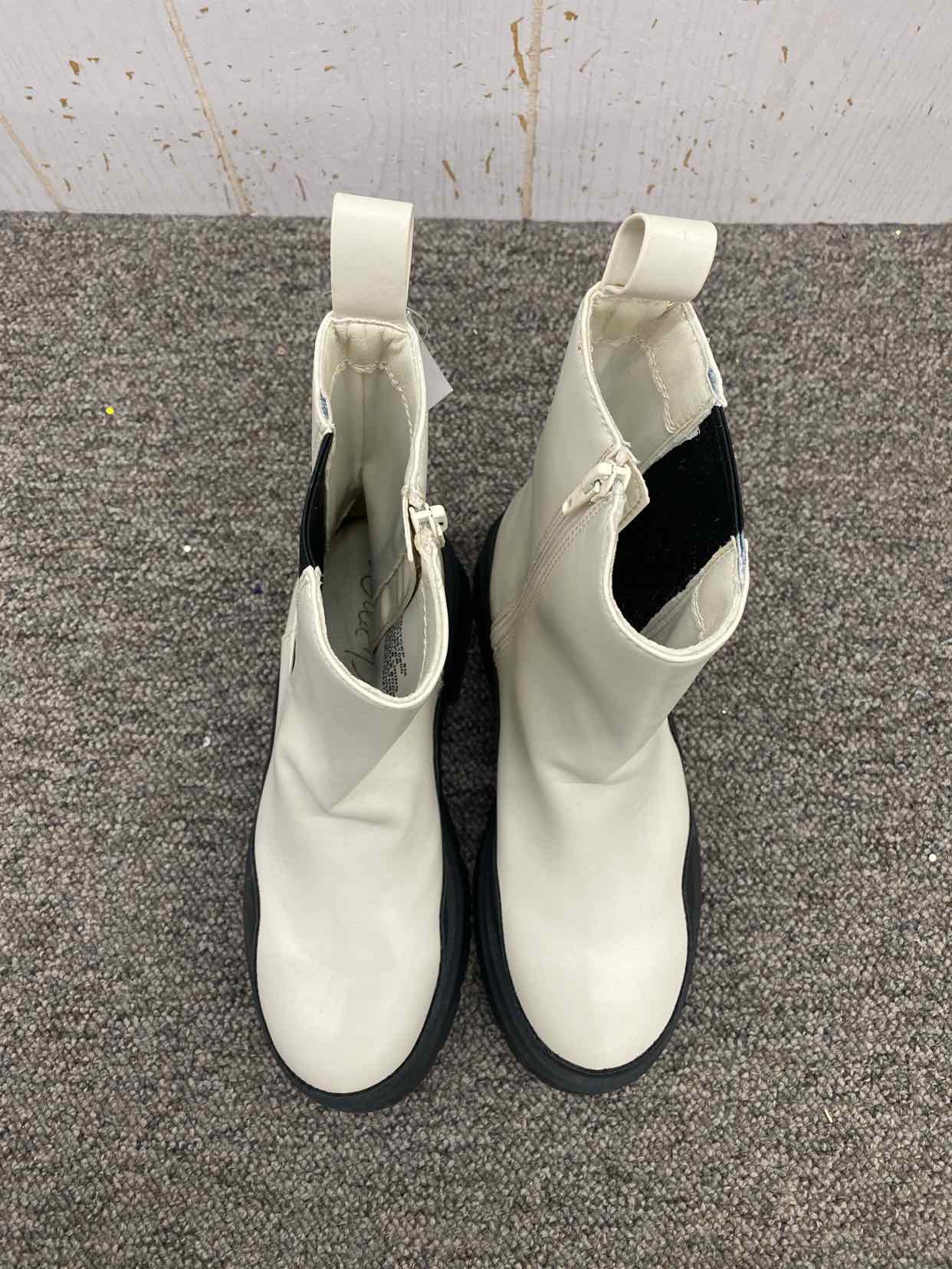 Wild Pair Cream Womens Size 6 Boots