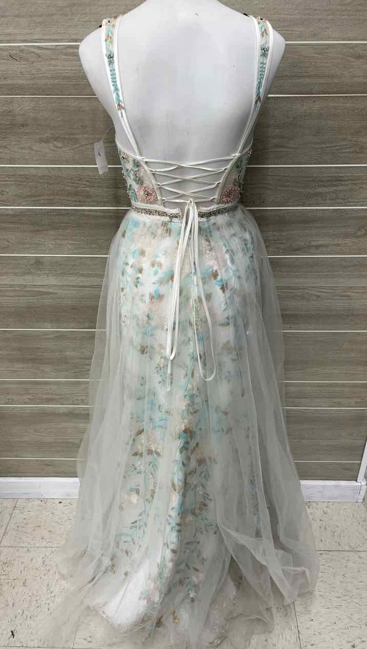 Size 2/4 Cream Womens Gown/Evening Wear