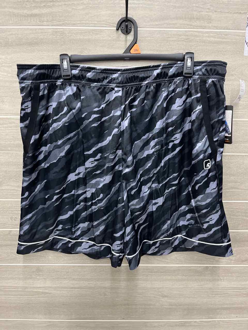 AND1 Size 44 Men Mens Shorts