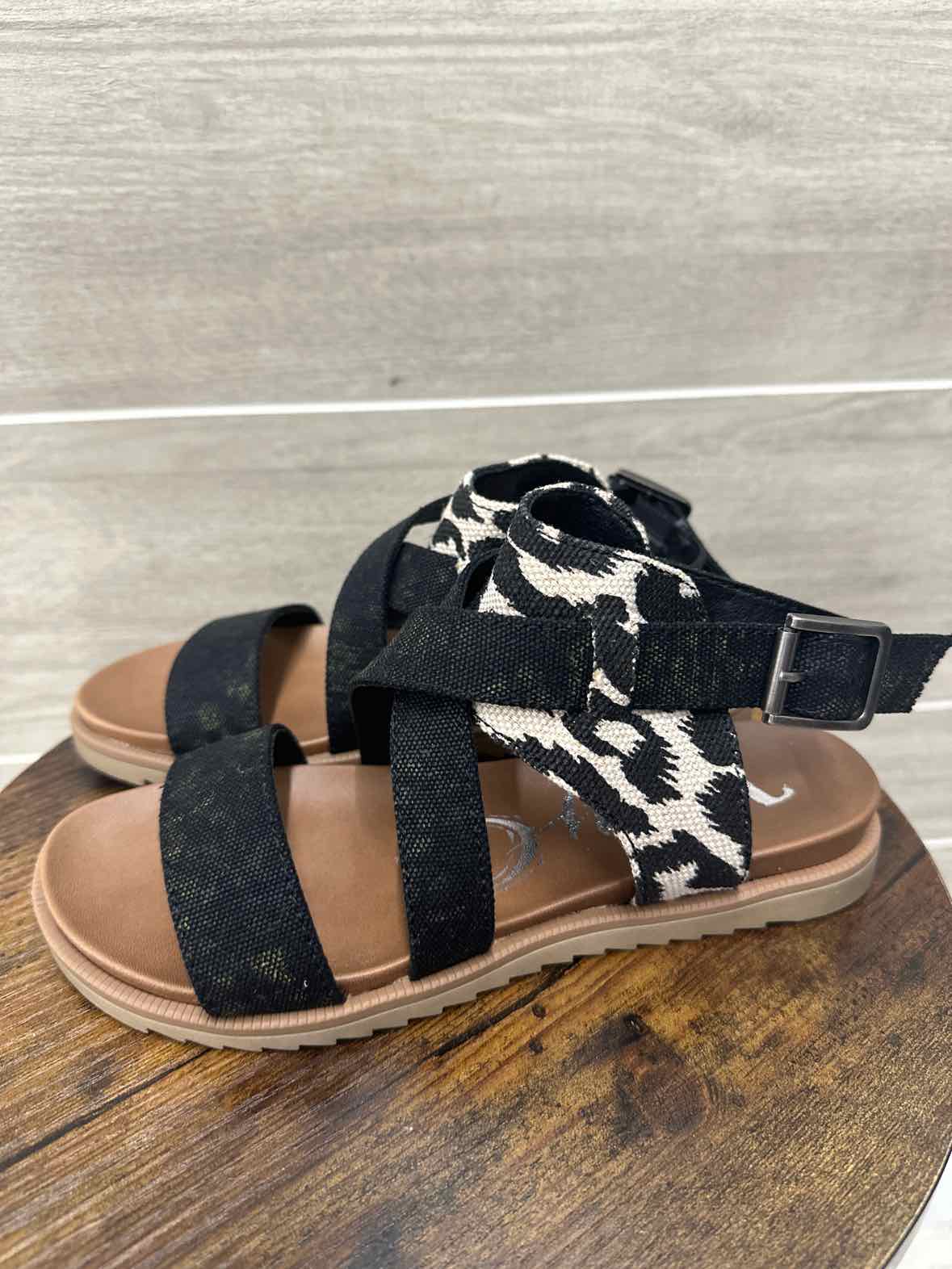 Very G US Shoe Size 6 Black Womens Sandals