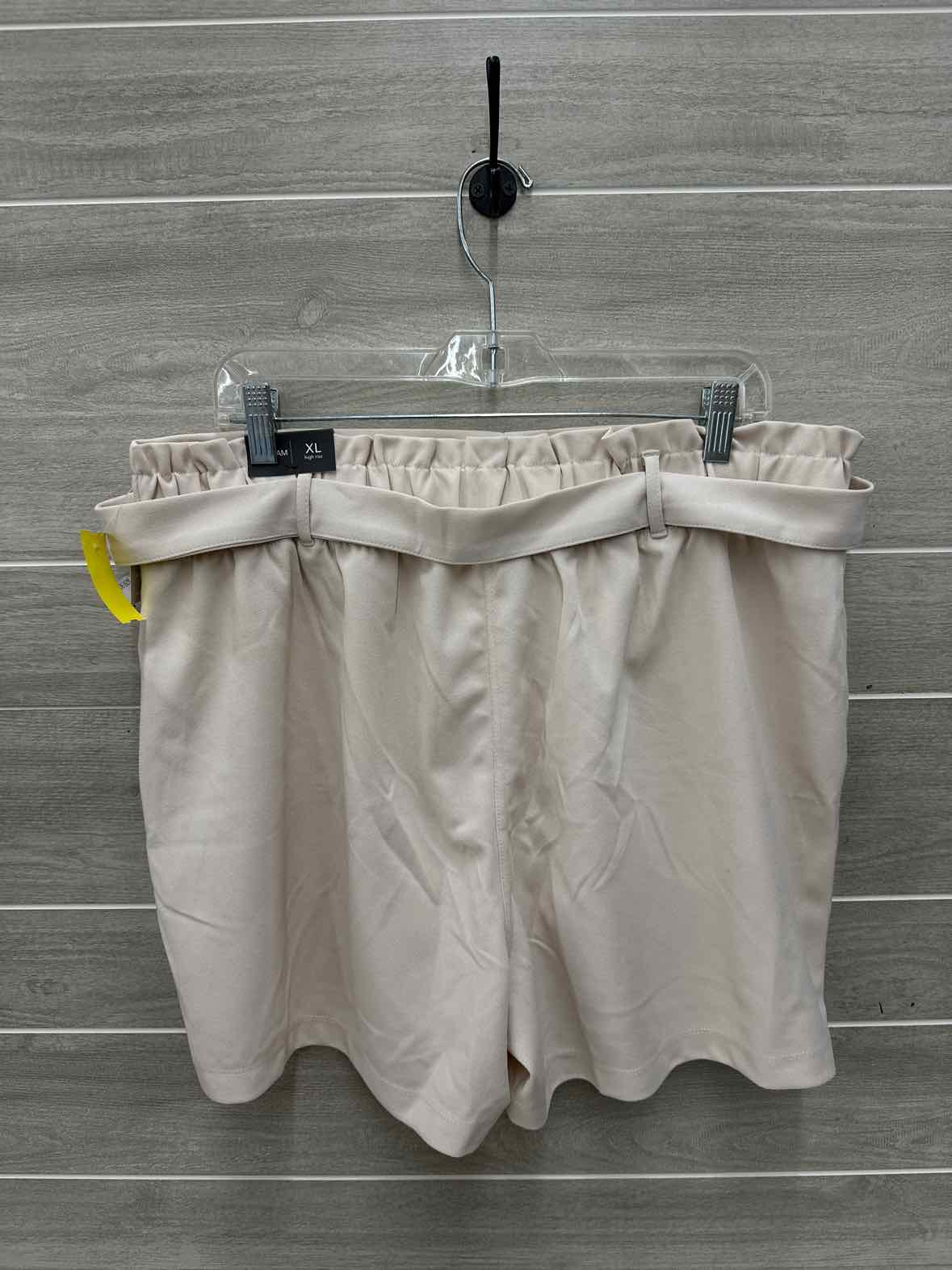 Maurices Size 14 Cream Womens Shorts
