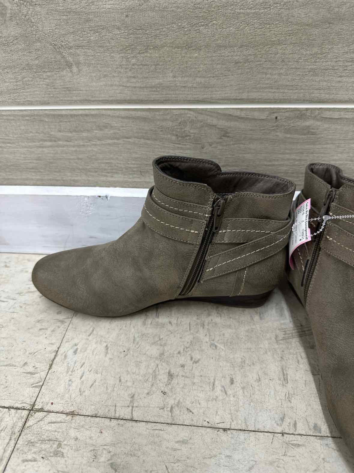 YUU US Shoe Size 7.5 Taupe Womens Boots