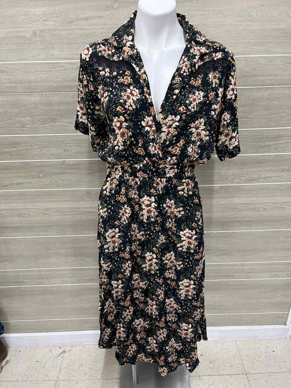 AURA Size 6/8 Black Womens Dress