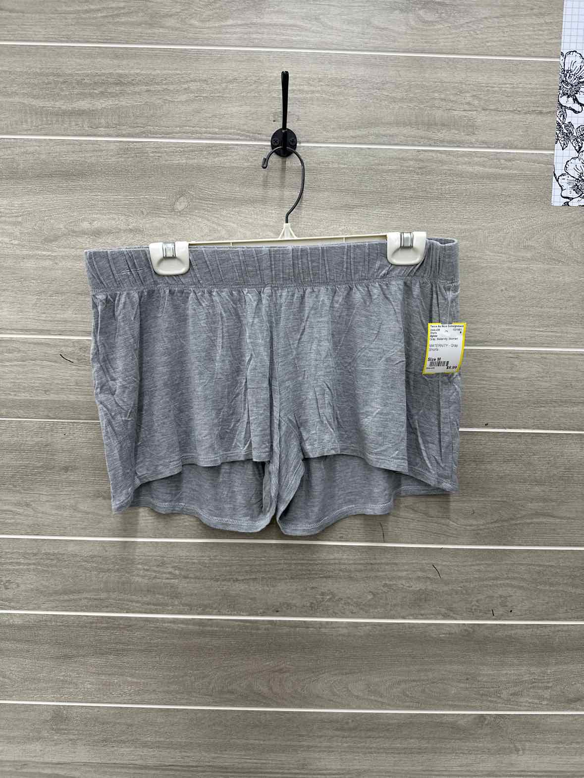 Aglow Size M Gray Maternity Shorts