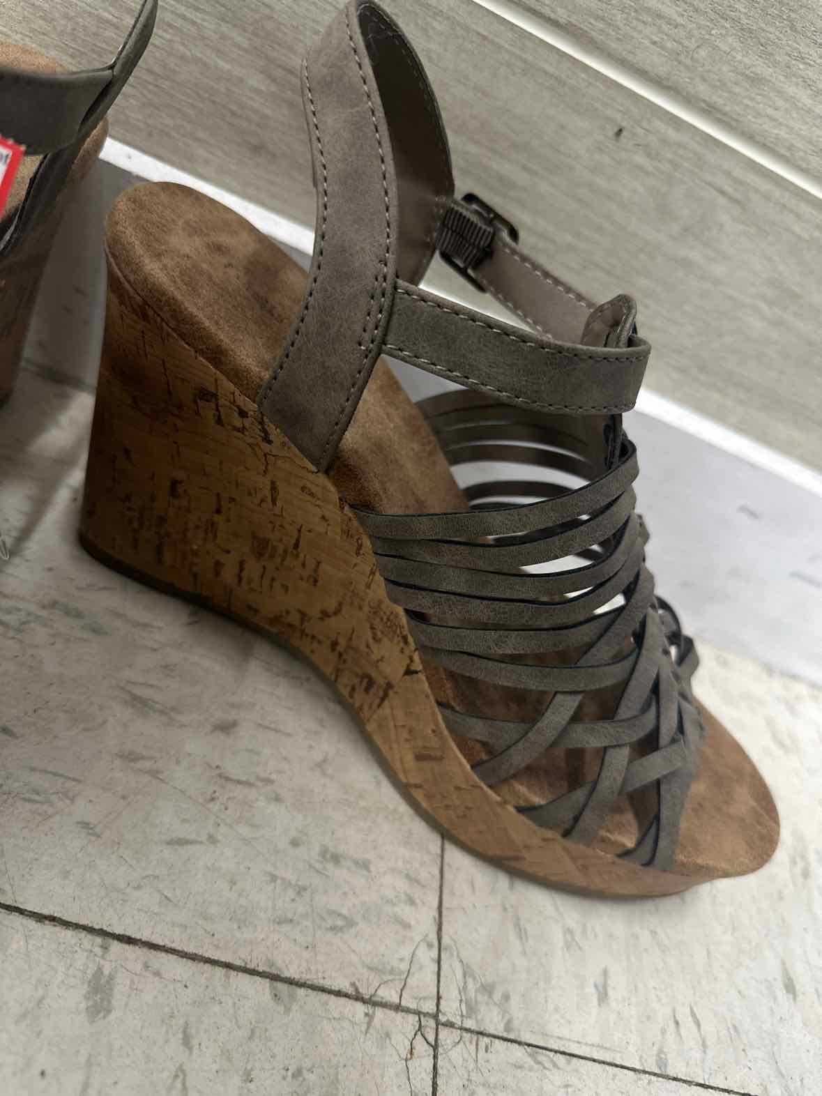Maurices US Shoe Size 9 Gray Womens Sandals
