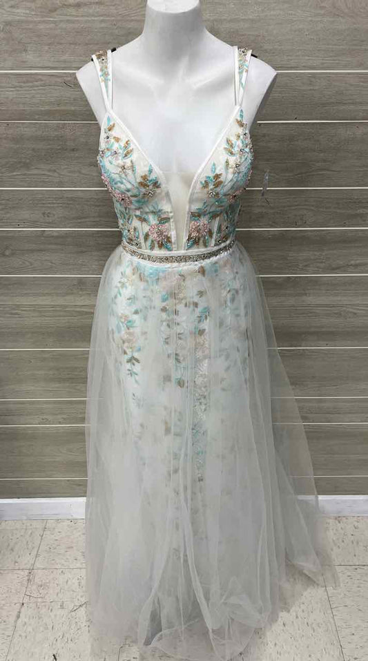 Size 2/4 Cream Womens Gown/Evening Wear