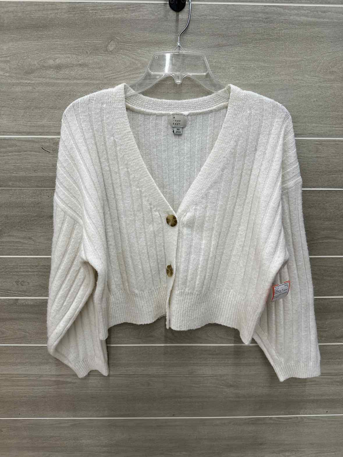 Universal Thread Size S Cream Womens Sweater