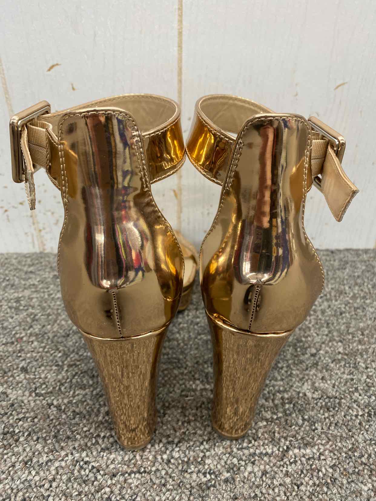 Gold Womens Size 8.5 Sandals