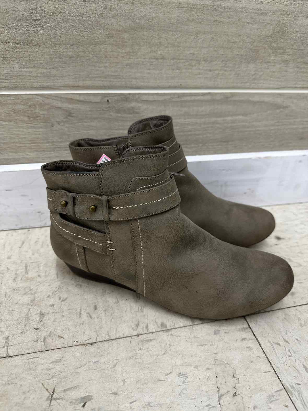 YUU US Shoe Size 7.5 Taupe Womens Boots
