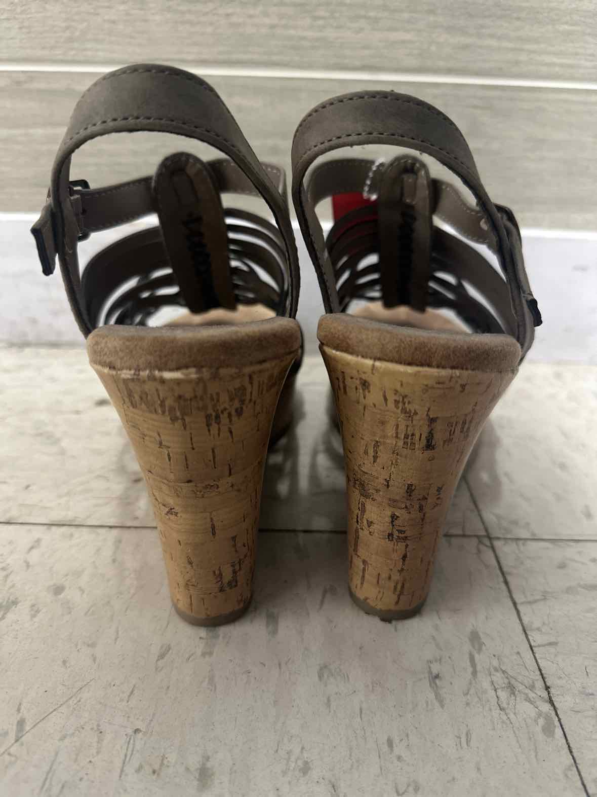 Maurices US Shoe Size 9 Gray Womens Sandals