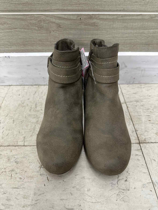 YUU US Shoe Size 7.5 Taupe Womens Boots