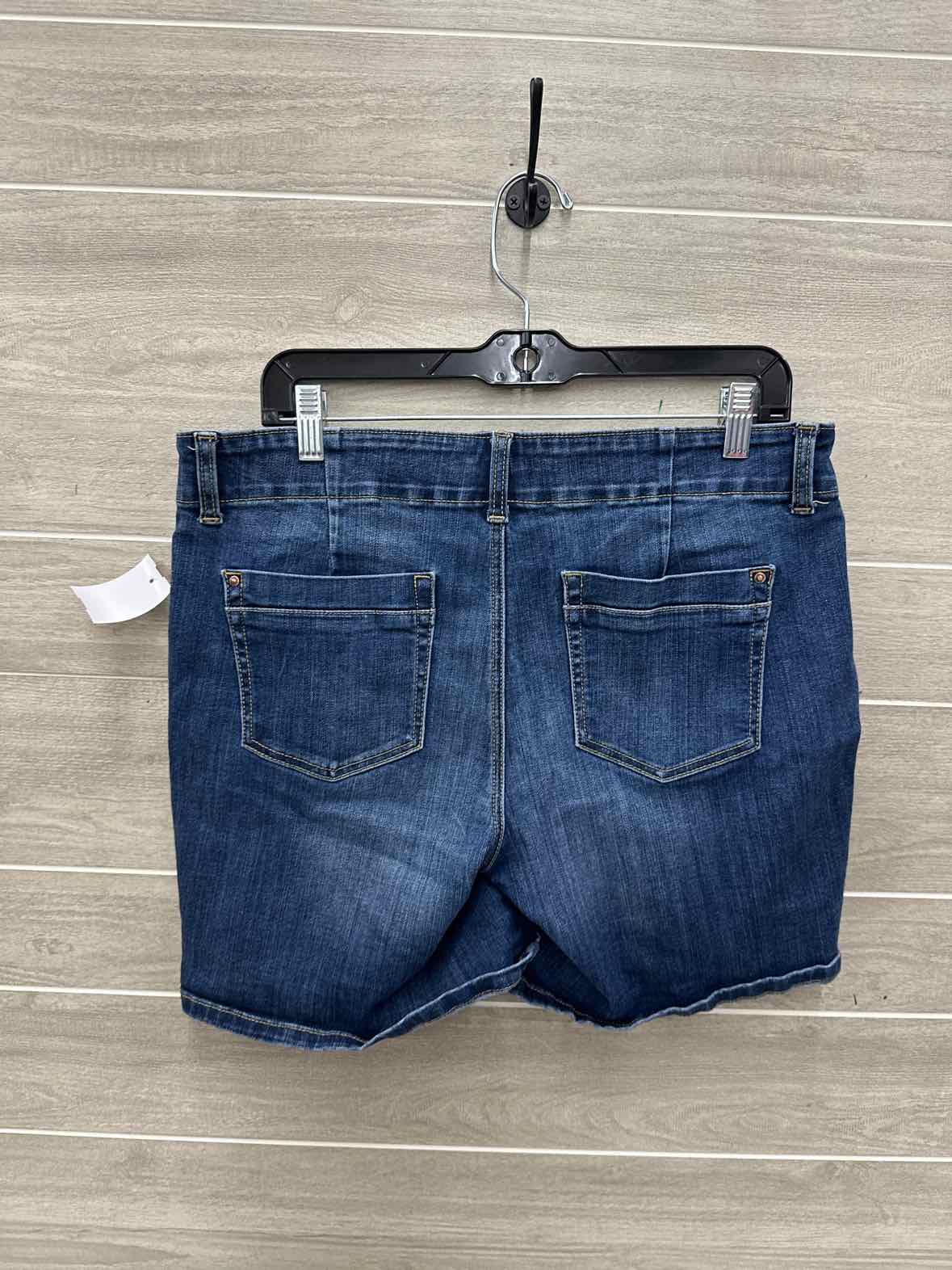Maurices Size 14 Beige Womens Shorts